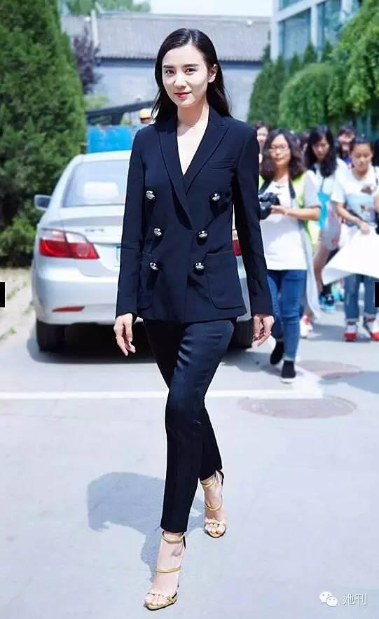 christopher kane黑色西服套装配亮金高跟鞋