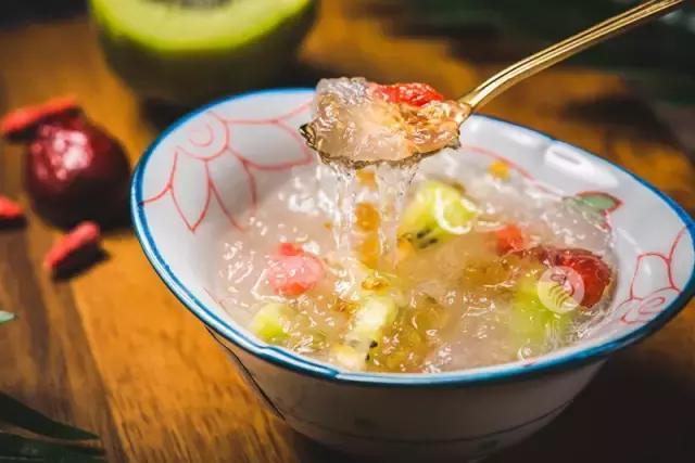 夏日心动来一杯畅爽缤纷水果燕窝羹吧