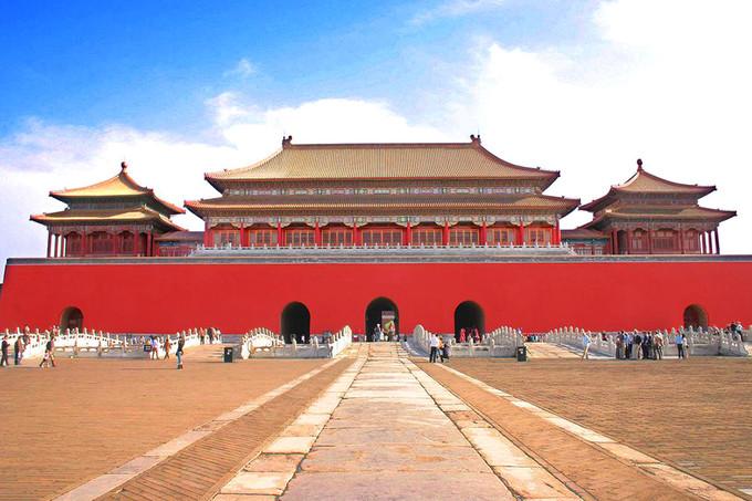 ②故宫后面有一个景山公园,是观看故宫全景和360°欣赏北京全景的去处