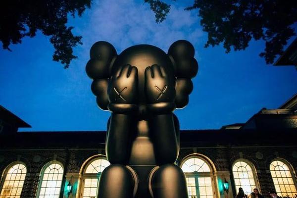 kaws:让潮流与艺术相融合,让涂鸦艺术走入了殿堂,也走进了生活