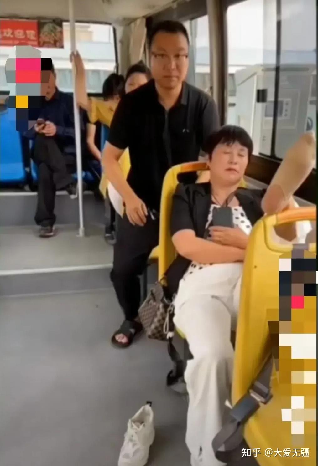 奇葩大妈坐公交光脚翘椅背上