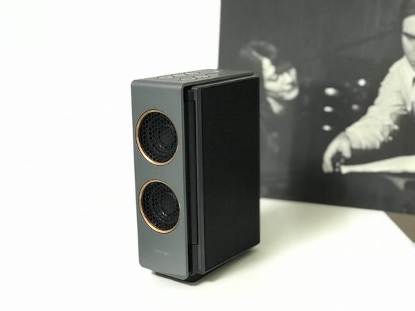 使用音响前需要展开两侧的薄膜单元.