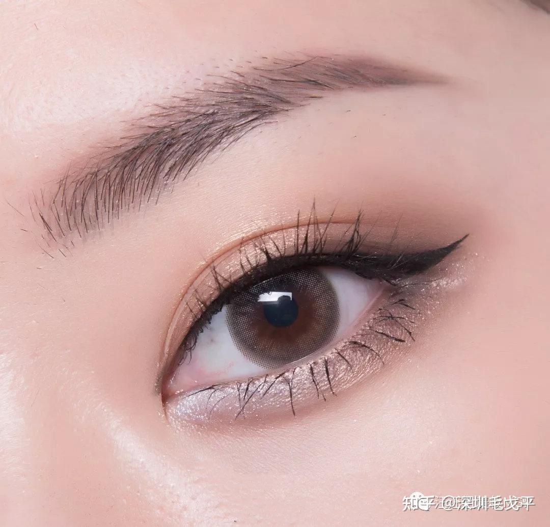 比较突兀,像家暴一样o(╯□╰)o,原因就是你们没有好好利用深色的眼影