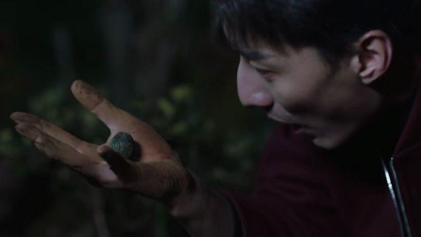 他去挖了赵江龙的坟,拿到了那颗传说中的九眼天珠,但不管用还捏碎了?