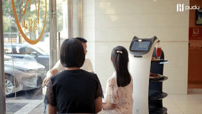 吸睛无数,东莞鹤留山连锁餐厅引入普渡送餐机器人