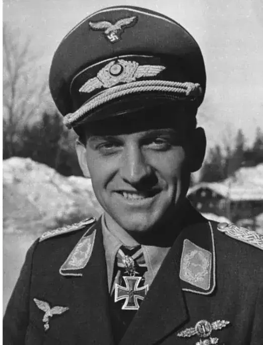 整个二战时期,只有传奇飞行员汉斯·乌尔里希·鲁德尔得过镶满钻石的