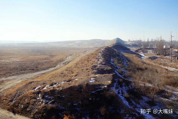 赤峰市巴林左旗辽上京城墙遗址,如今只剩夯土层 图片来自@图虫