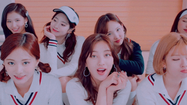 通过综艺选秀选出的韩国出道女团,造成刚出道就拥有了大量的粉丝基础