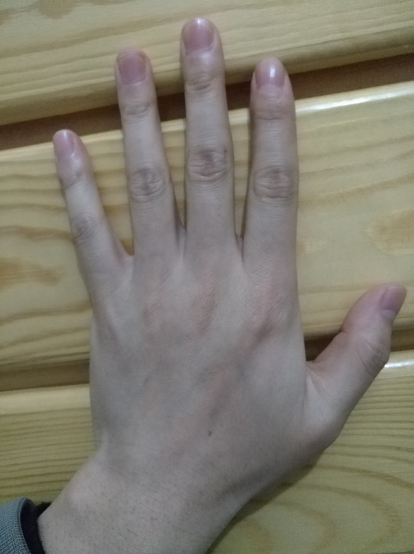 这手是不是很像男人的 尤其右手?