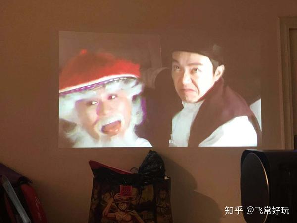 我摆了一个投影仪,大家可以一起在客厅看电影唱k