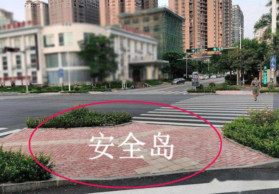 奔驰冲上安全岛撞倒4名小学生现在是什么情况