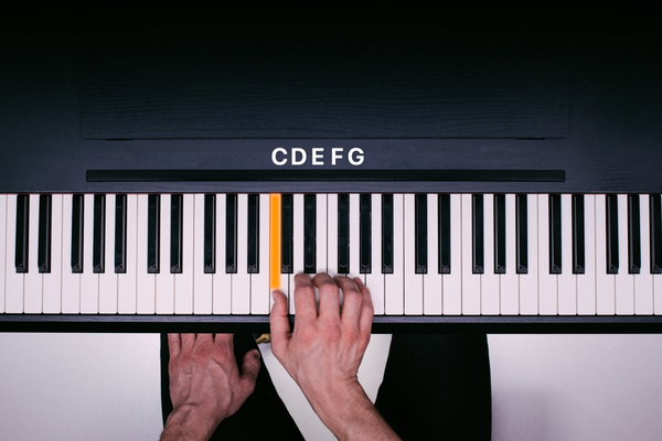 如何用钢琴弹出你的第一段旋律