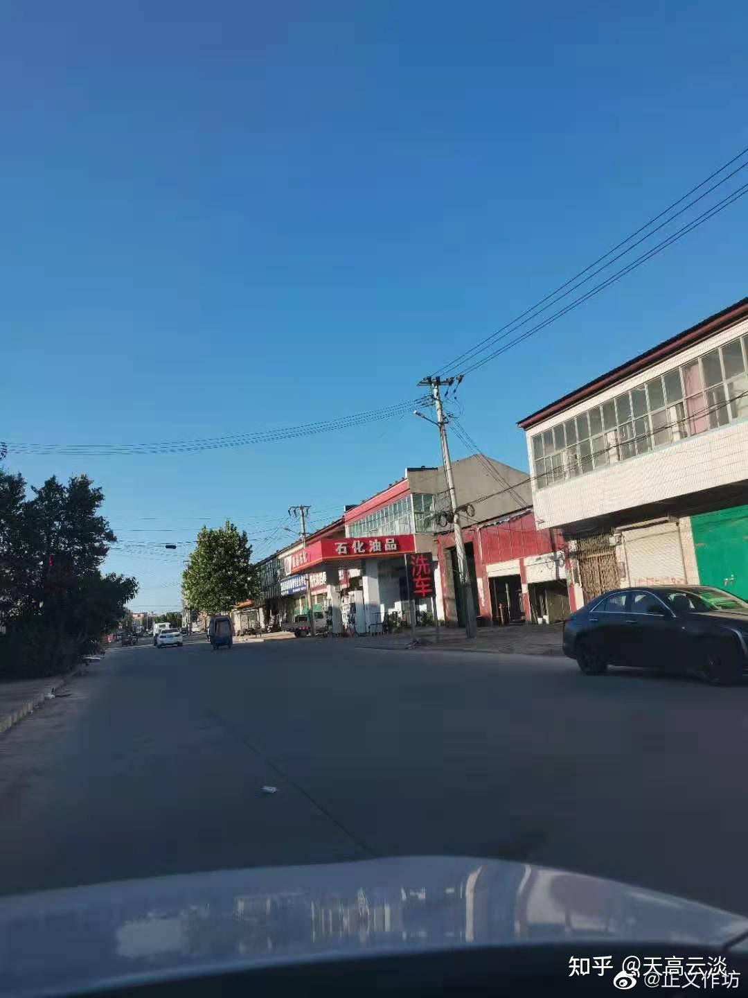 临西县临西镇平安街路东侧一个名为鑫超加油点另一个名为南郊石化的两