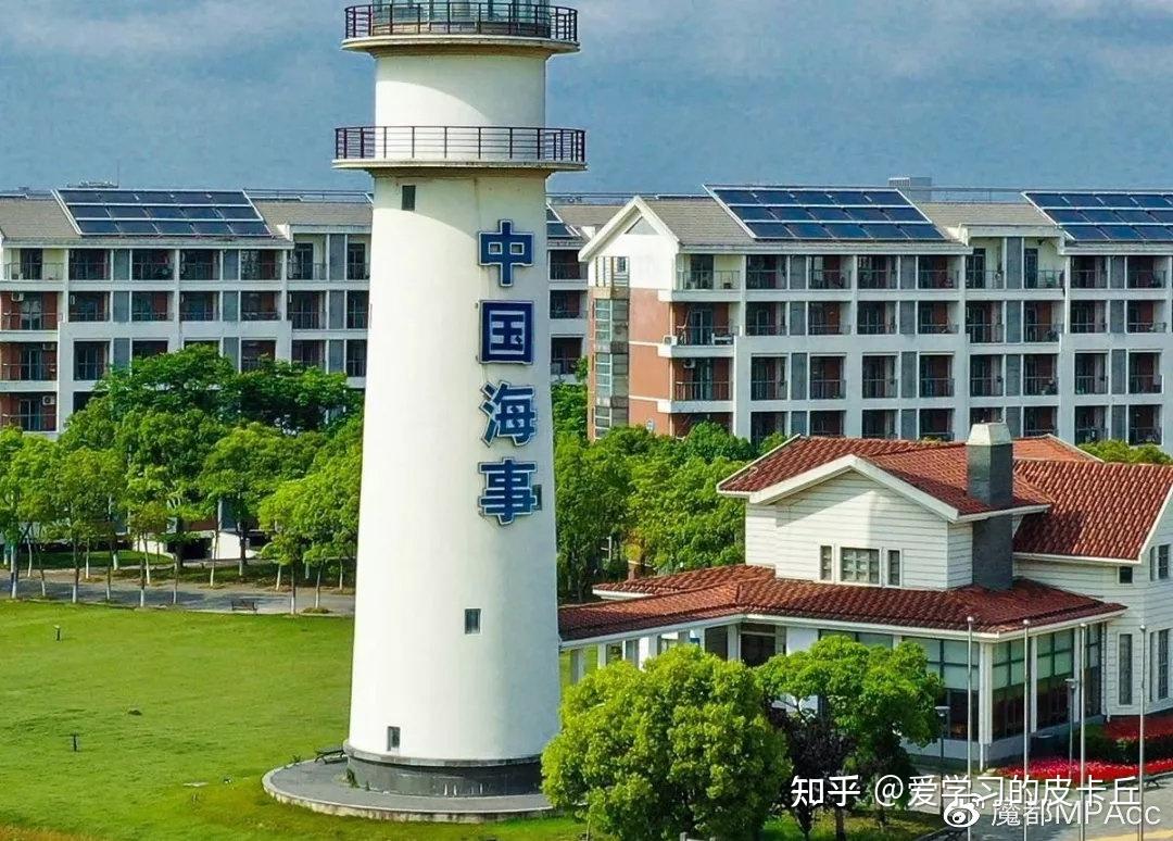灯塔     右下:体育馆左上:智慧湖  右上:图书馆上海海事大学成立于