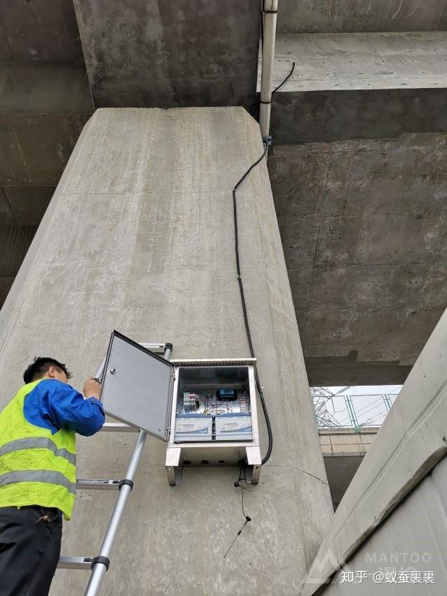 激光位移传感器,即用测距传感器规定测定值,主要用于测量桥梁裂缝的