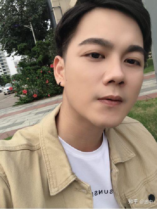 这是我从网上扒来的图片:虽然说伊的家很多男护肤老师,但是据说苏灿
