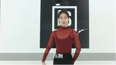 动作三:摊手