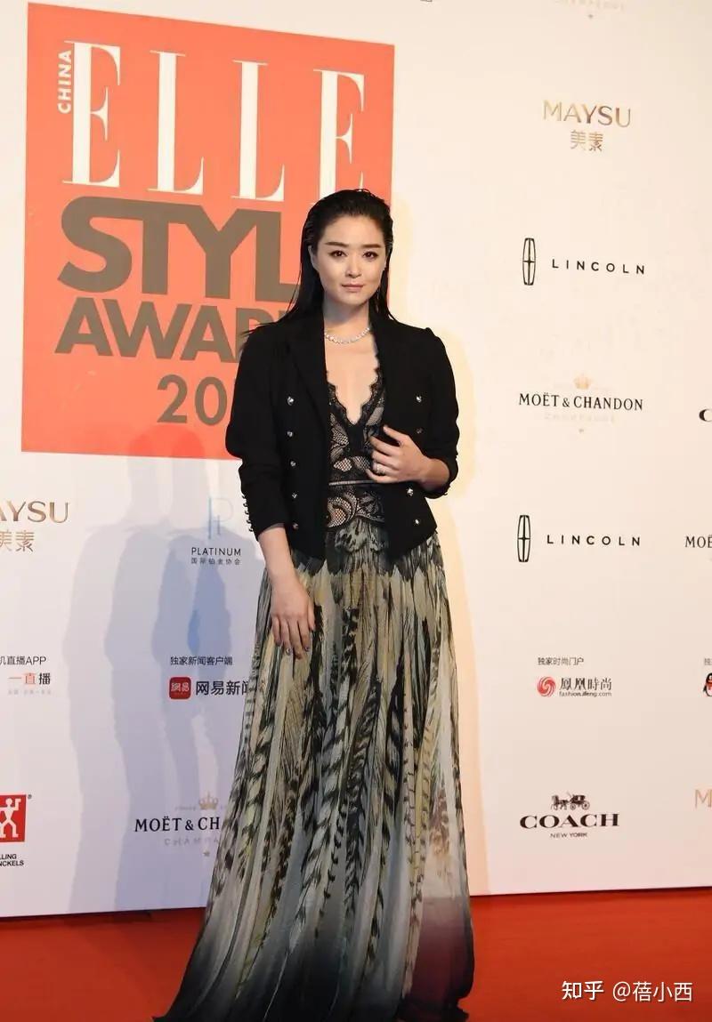 蒋欣豁出去了穿v领裙配黑西装有些发福还好气场撑得住