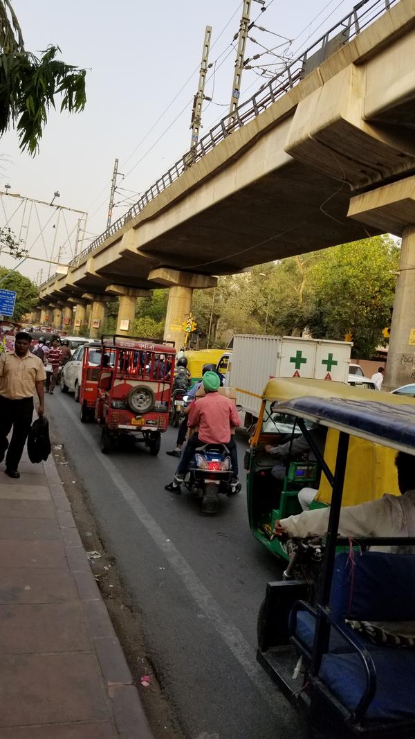 新德里街头,tuktuk车很多