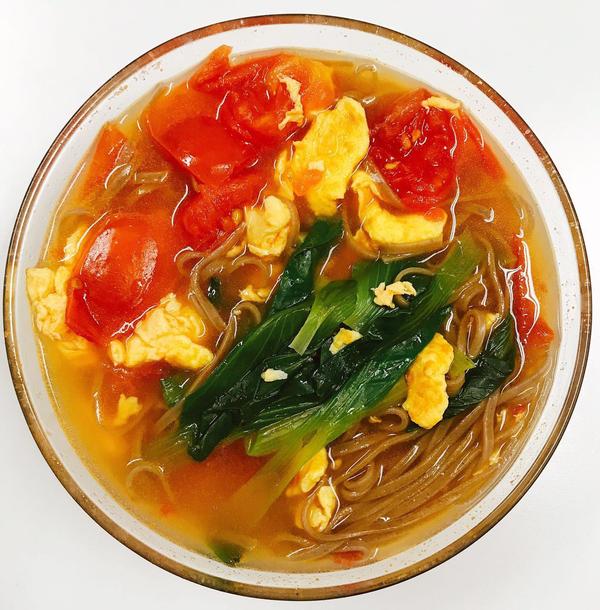 立秋,晚上给自己煮了一碗热乎乎的青菜鸡蛋番茄荞麦面.