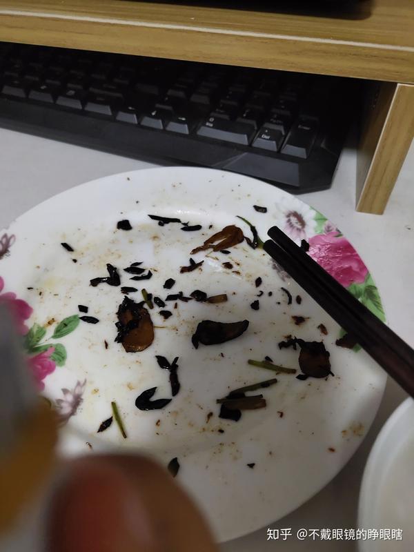 我是个妈 含着泪儿刚把炒糊的菜吃完,只是个素芹菜而已,居然能糊,能糊