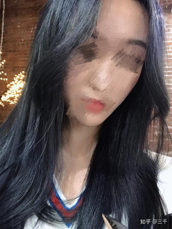 自然光下看起来是带灰感的黑 但是光照在头发上的话就看得出蓝色了!