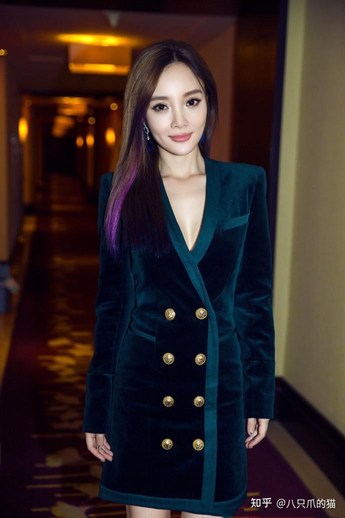 李小璐的身材谁不眼馋西装裙这么挤穿出门身材好就是任性