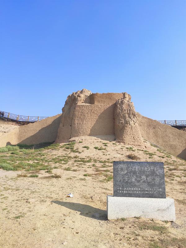 宁夏印象:登灵武长城,关外毛乌素沙地,关内赶驼车的老头唱着《兰花花