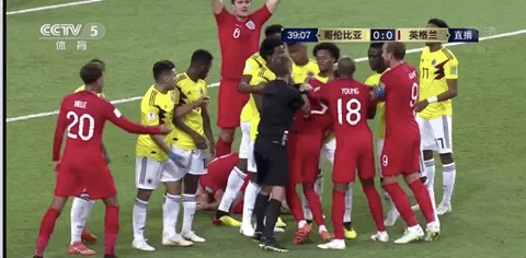 名宿和魅力,总是离不开纯粹的竞技精神和风度,凯恩这个奋力上去劝架