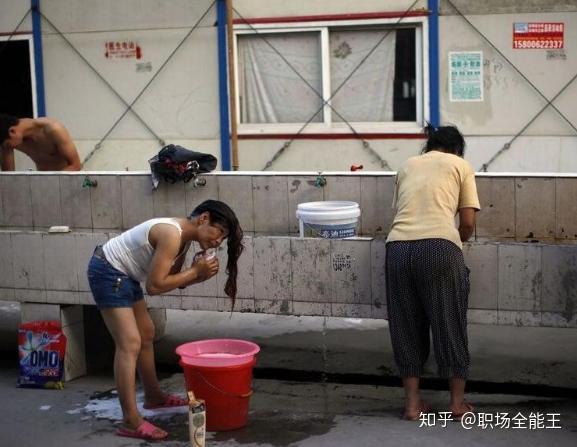 为什么民工一天四五百,还总是穿的破破烂烂的?一点也不富有