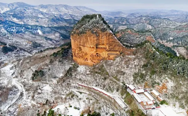 麦积山石窟全景 图源:中国国家地理book 摄影/王金