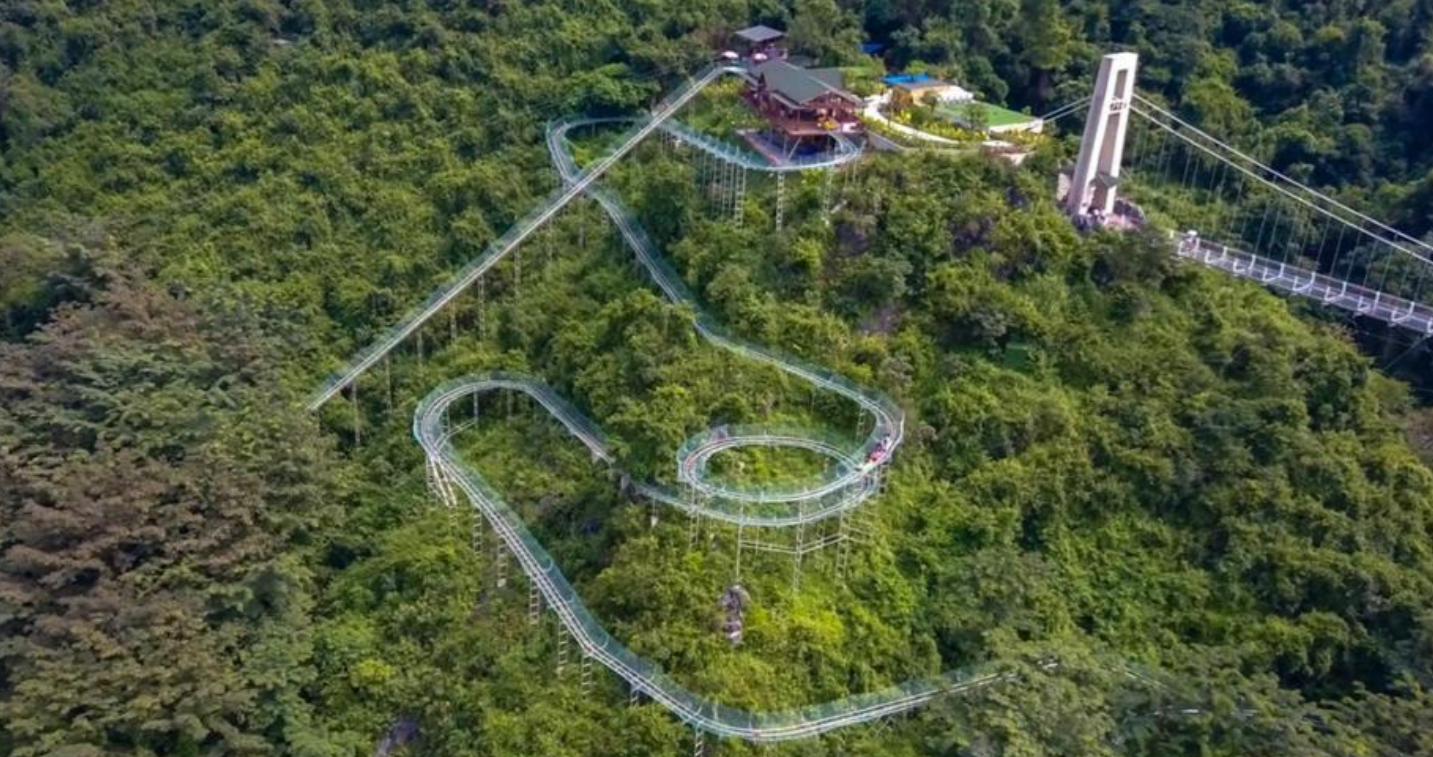 阳台就能跳下8800㎡山泉水乐园周围还有世界级溶洞全国最长丛林飞车茶