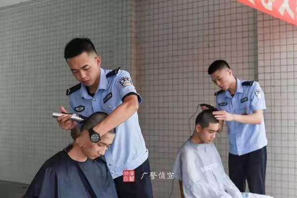 00后军训真优秀,会玩!尬舞,真人cs,剃寸头,千人灯海