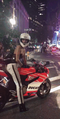 昨晚jordanrand复试完已经美国时间深夜了,工作人员和模特们都好辛苦