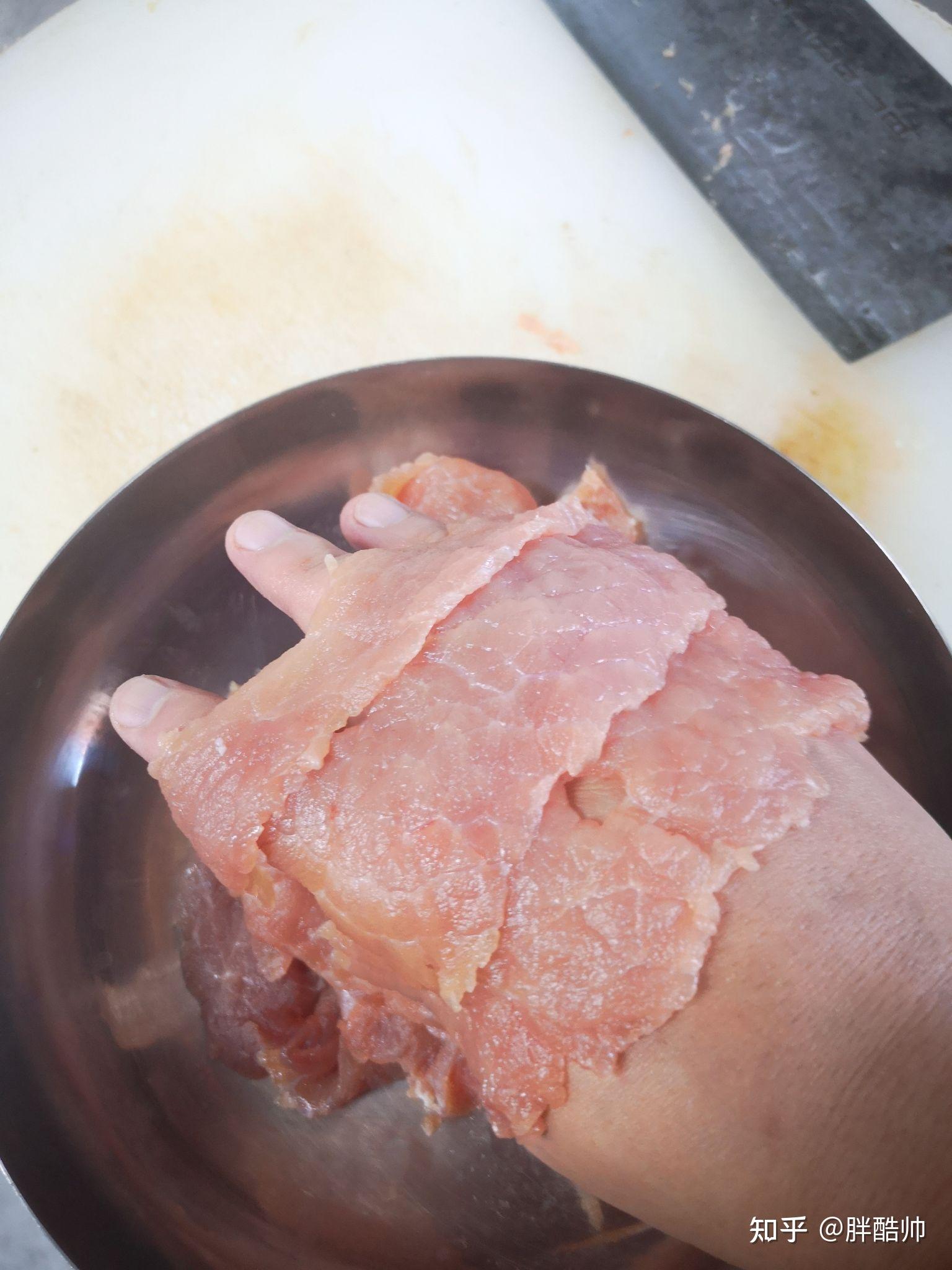 薄一点的大肉片子板筋切做胡豆大的丁肥肉切碎熬油,为了做撒料,细一些