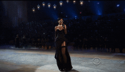 2015年维多利亚的秘密时装秀,蕾哈娜 视觉震撼的同时,听觉享受也是