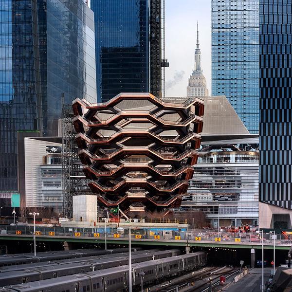 哈德逊广场(hudson yards)上,酷似蜂窝状的玻璃雕塑建筑就是 "vessel"