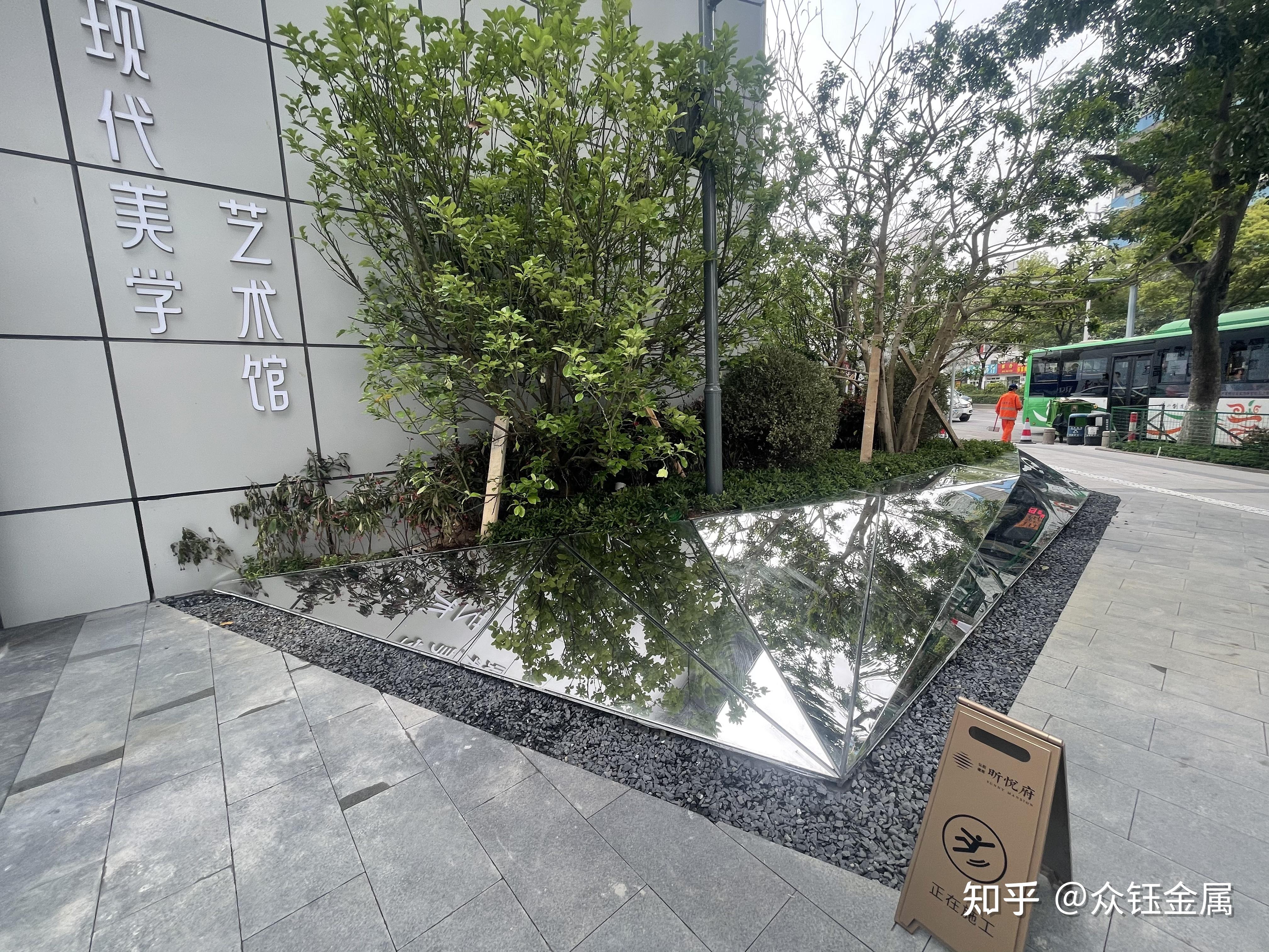 园林景观异形不锈钢树池 纯艺术造型树池成品图 弧形树池创新作品