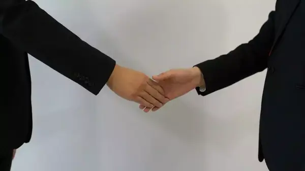 礼仪90职场小白不知道的正确握手方式