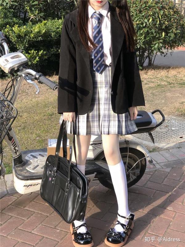 而当lolita鞋子搭配jk制服看起来也是比较可爱的.
