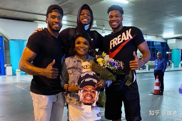 字母哥又调侃字母弟,他们一家成大