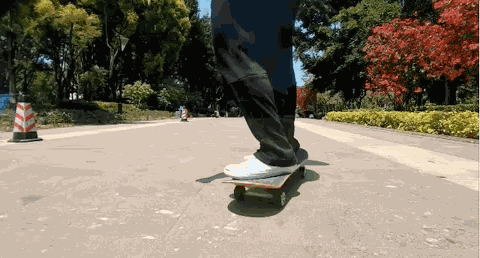 抱着滑板凯旋的画面