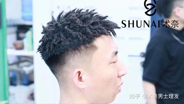因为只需要 正常洗头 吹干就可以  其实这款免打理的黑人烫刚烫完的