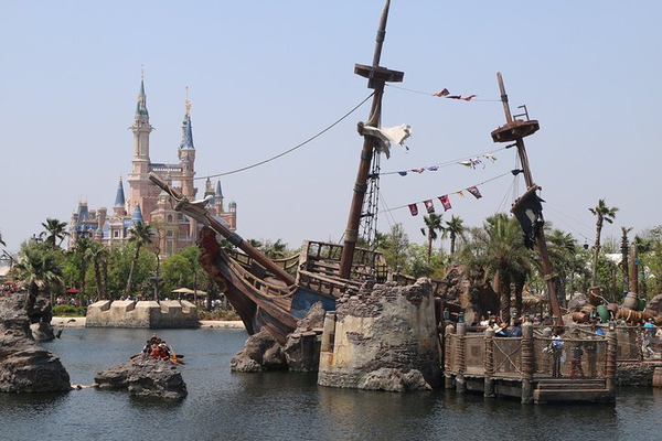有:全球迪士尼乐园中首座"探险岛"园区和海盗园,首座全部迪士尼公主的