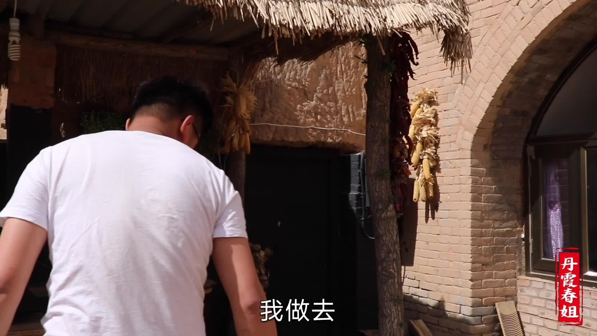 秋收累了,磊哥买田螺犒劳大家,春姐做麻辣味,大家嗦汁吃肉过瘾