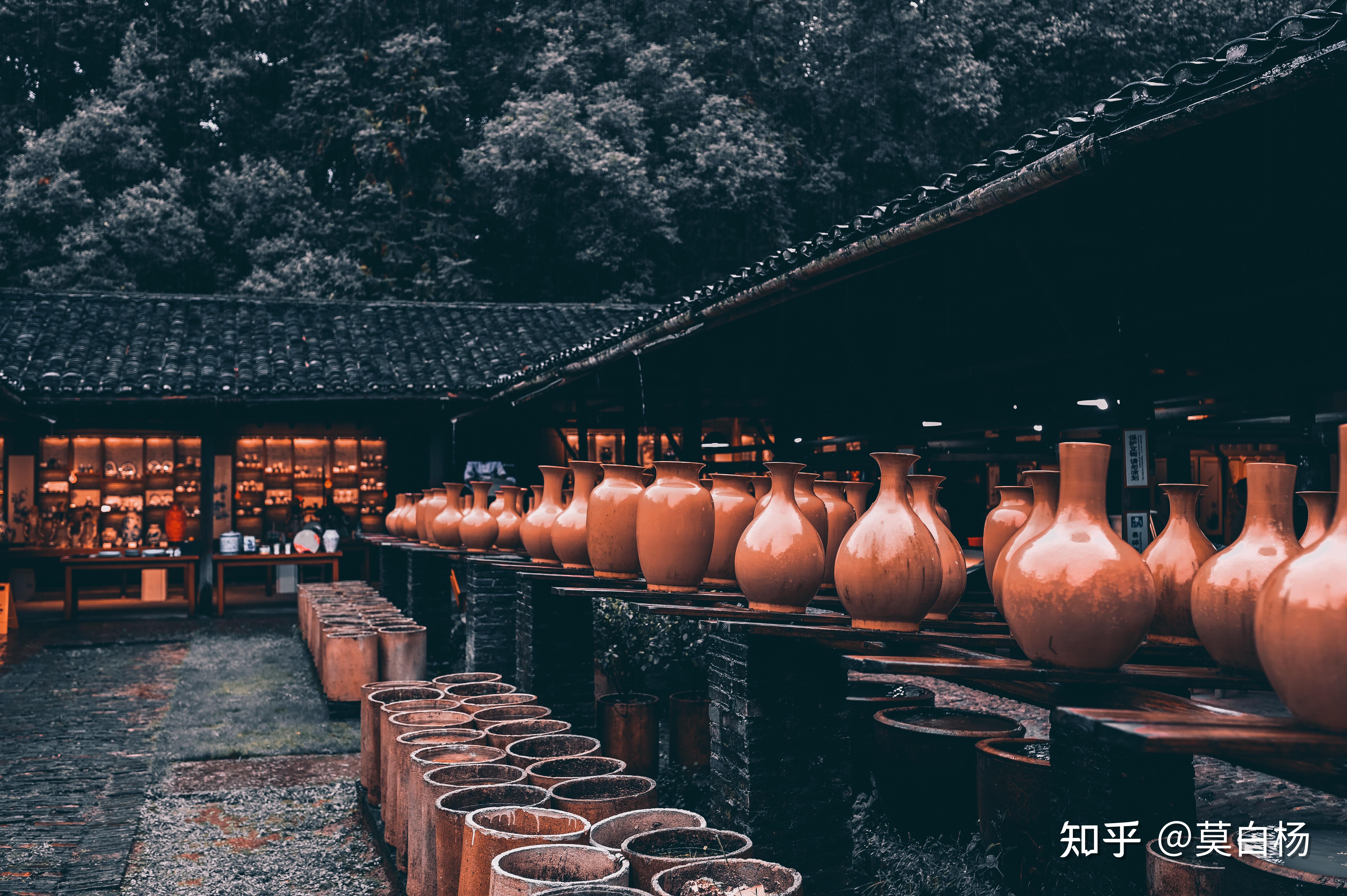 景德镇古窑民俗博览区位于景德镇市昌江区,是全国唯一以陶瓷文化为