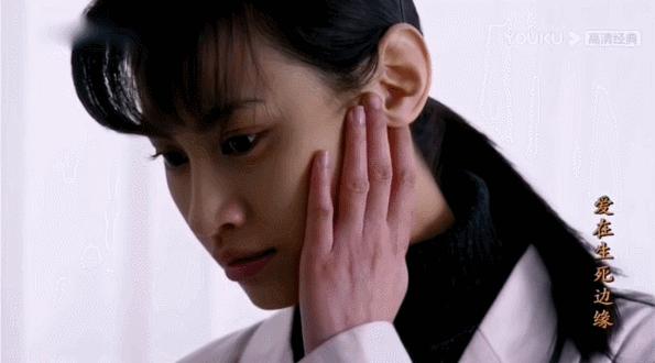 捂着脸委屈又恨恨的表情,眼神弥漫着水雾,我见犹怜的.
