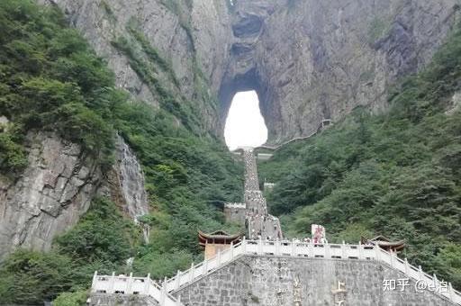 武陵源风景名胜区地处湖南省西北部武陵山脉腹地,总面积约397平方