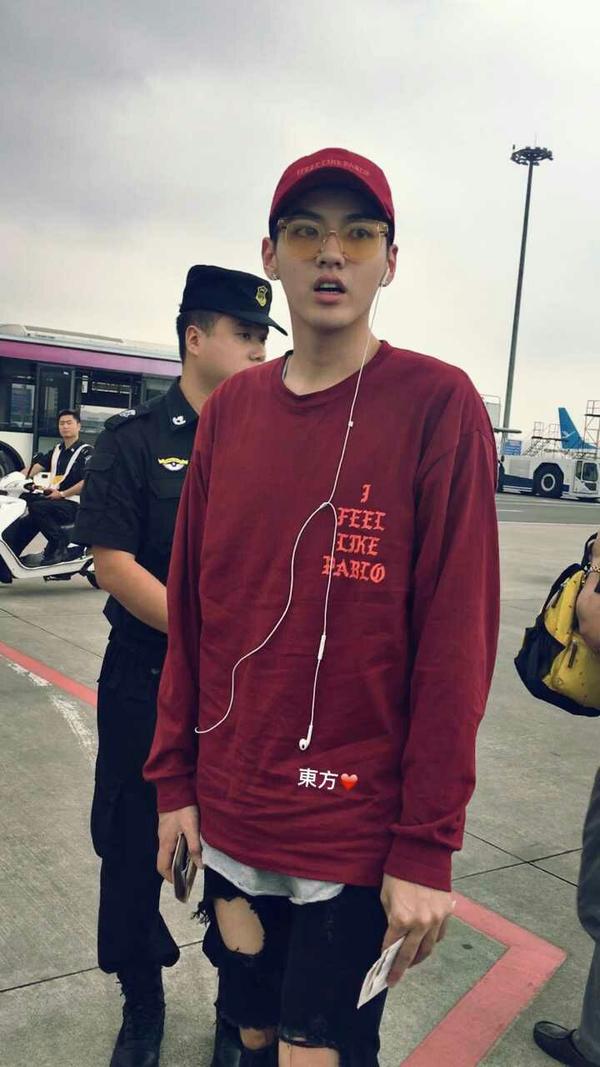 因为今天吴亦凡回国!又有新图上了,我的眼睛受到了净化了