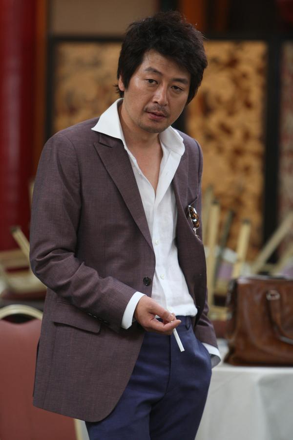 《邻居》连环杀手:金成钧 如果说上面的反派是手段和作为, 这位可是